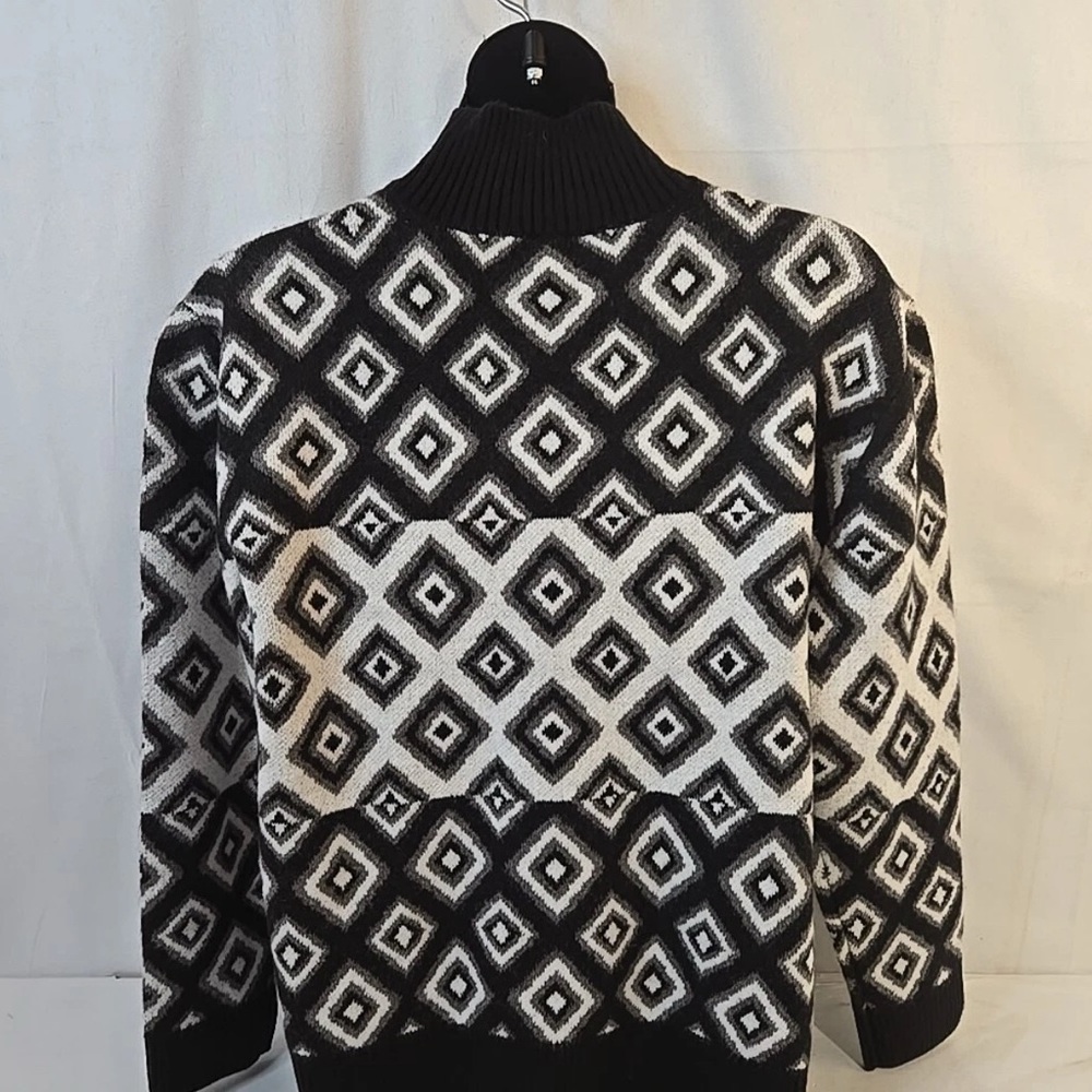 Stylish Black and White Zip-Up Sweater for Men - Picture 4 of 6